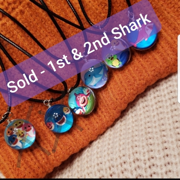 🦈Baby Shark Dble Sided Globe Necklace - Picture 6 of 6